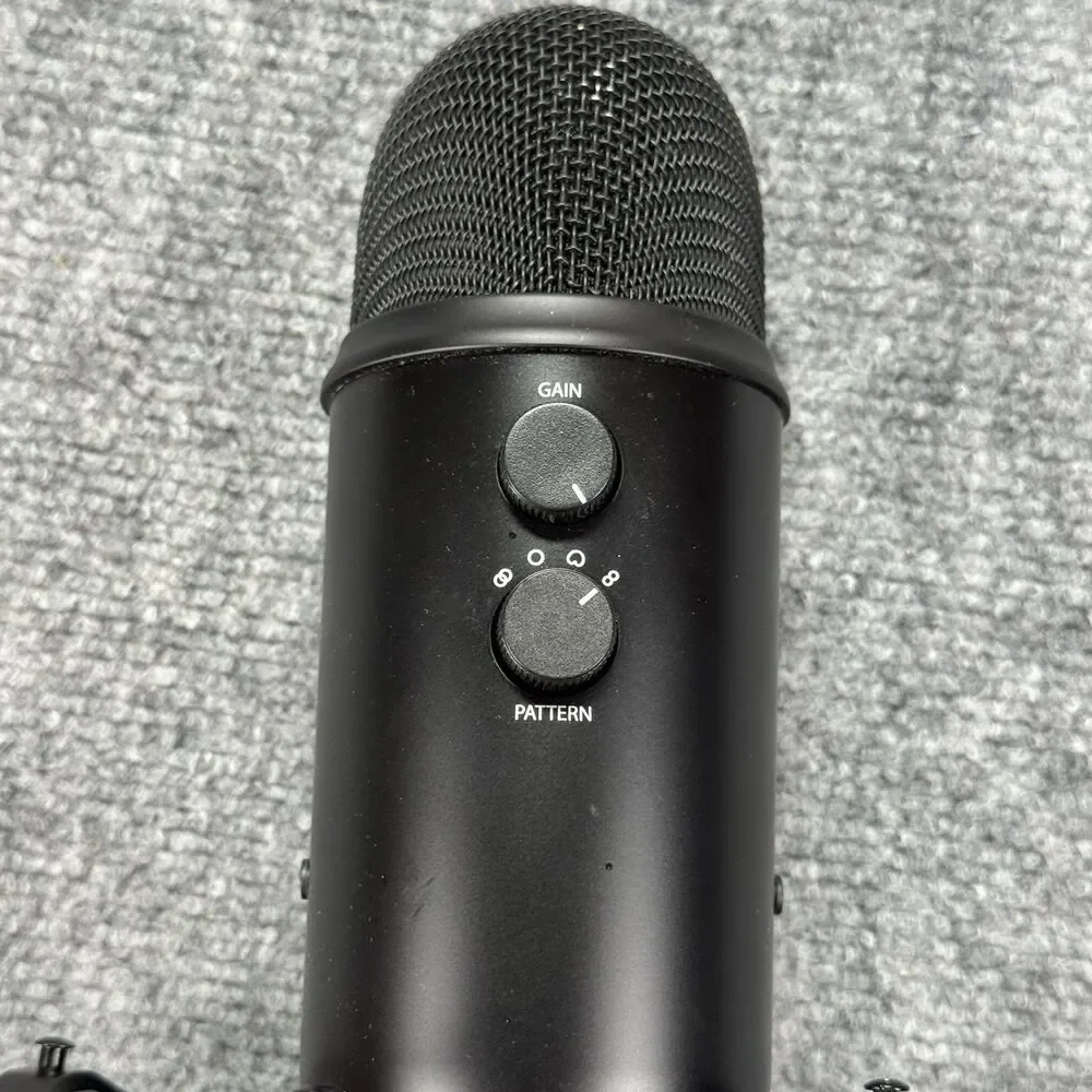 BLUE Microphone 888-000296 with stand/base & USB Wire Connector Black